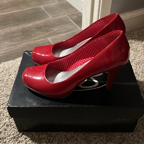Women’s red heels - Picture 3 of 4